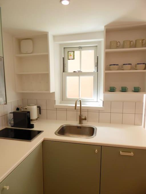 Stylish And Colourful Flat Minutes From The Beach Margate Zewnętrze zdjęcie